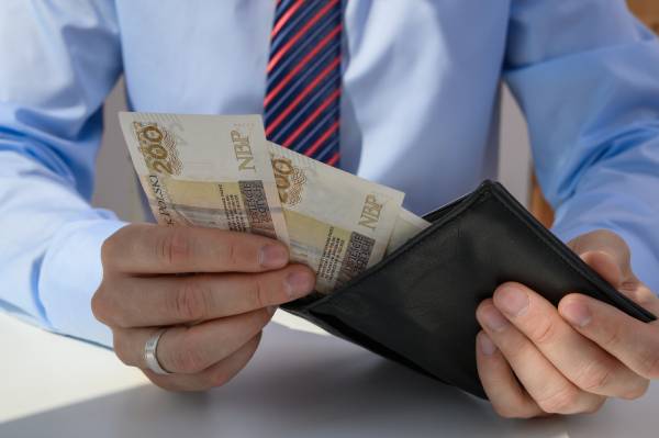 ile zarabia kurier na własnej działalności